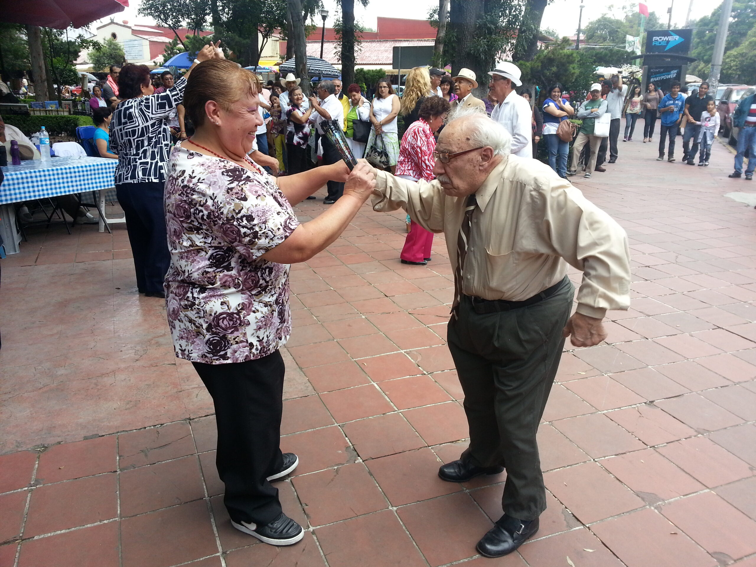 Adultos mayores con juventud en el alma y los pies